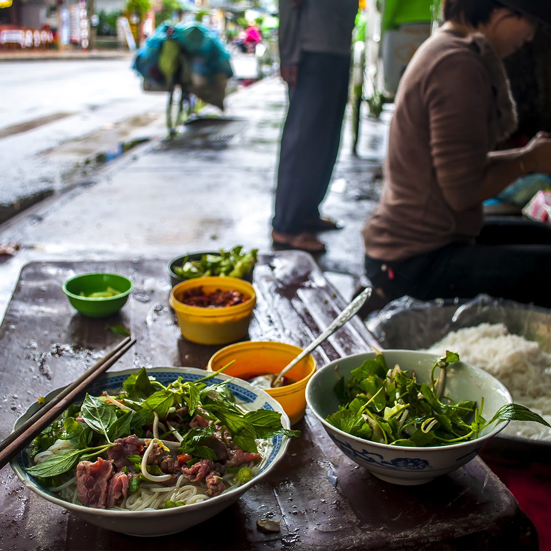 Este platillo es una de las comidas callejeras favoritas de los vietnamitas. Fuente: Archivo fotográfico de Larousse Cocina.
