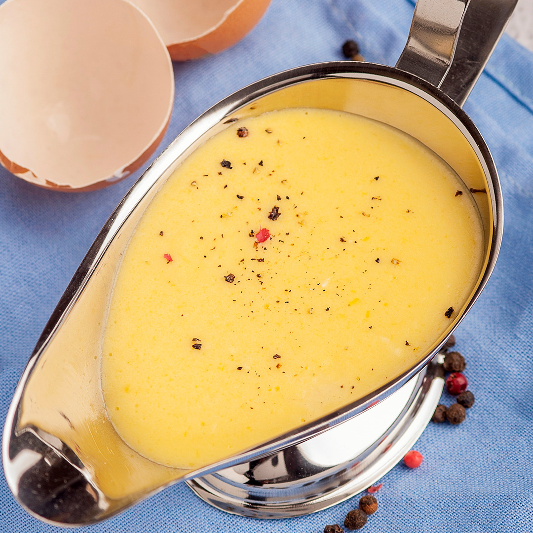 La salsa holandesa es el ingrediente principal de los huevos Benedict. Fuente: Archivo fotográfico de Larousse Cocina.