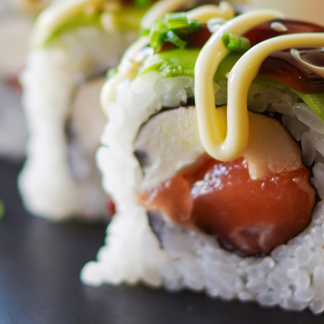 La salsa kewpie también puede acompañar el sushi. Fuente: Archivo fotográfico de Larousse Cocina.