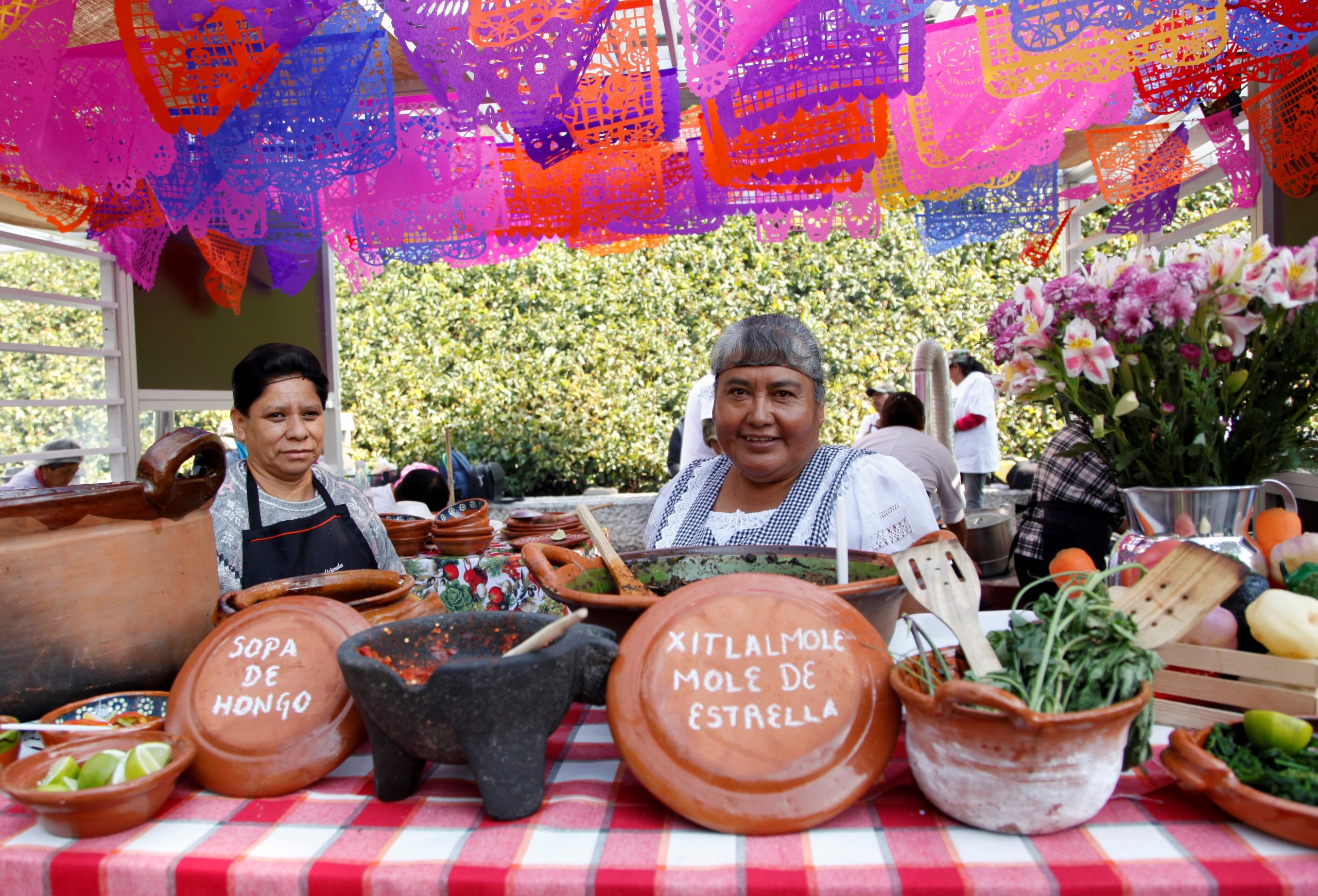 Cocineras tradicionales venden platillos típicos de su comunidad en el área Cocinas de México. Fuente: CCGM.