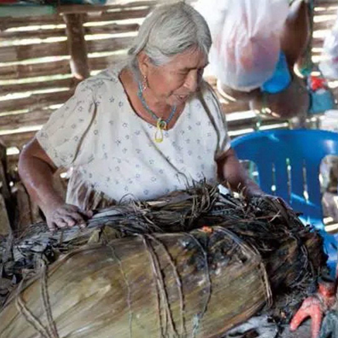 Foto: Mujer cocinando zacahuil. © Ediciones Larousse / Francisco Palma.