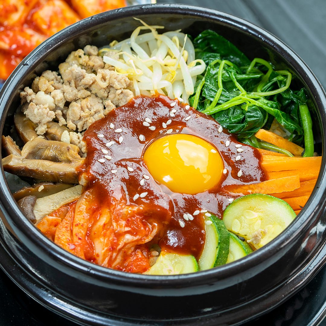 Un arroz bibimbap coreano con carne y, por supuesto, gochujang. Fuente: Archivo fotográfico de Larousse Cocina.