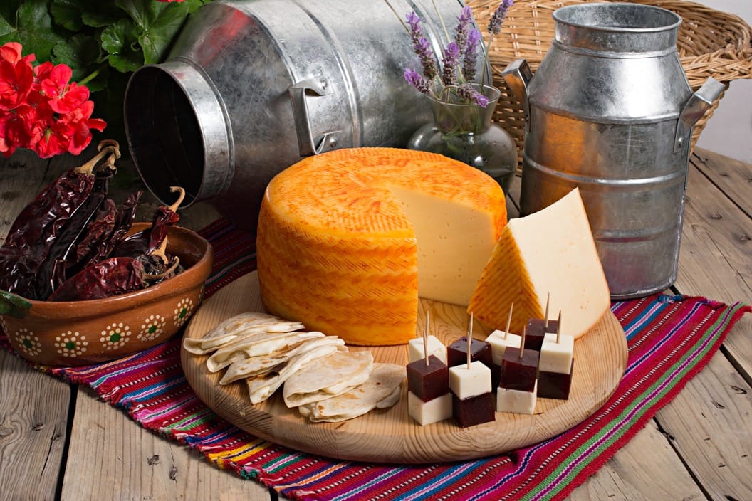 El queso añejo y la cajeta de membrillo son ingredientes importantes de la cocina del estado. Fotografía proporcionada por el CCGD.
