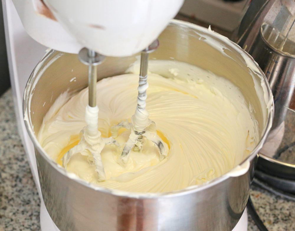 Acremar mantequilla, margarina o manteca muchas veces es un paso obligatorio al utilizar estos ingredientes en pastelería y panadería.
