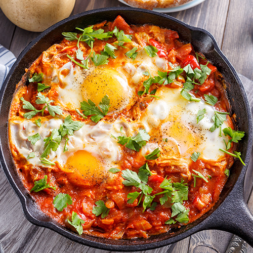 La Shakshuka consiste en huevos cocidos en salsa de tomate sazonada