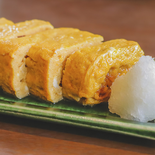 El Tamagoyaki japonés se puede servir como acompañamiento para el sushi