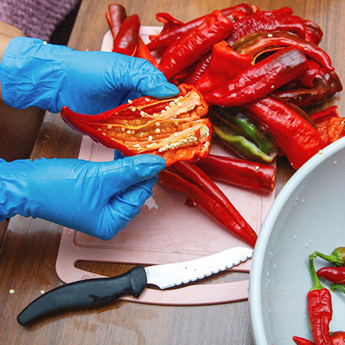 La mejor prevención es usar guantes al manipular chiles. 